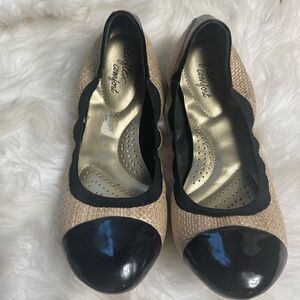 Dexflex comfort synthetic beige woven & black patent slip on flats SZ9